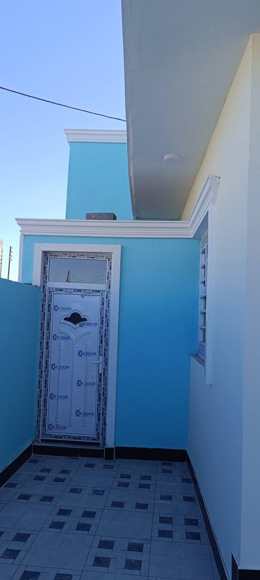 سلام عليكم بيوت للبيع غرفتين ،مطبخ حار بارد ،صحيات داخليه و خارجيه ،صطوح شدايكر بيوت مفتاح المساحه 200 الموقع السبل الثانيه سعار  خاص)الرقم )***********
