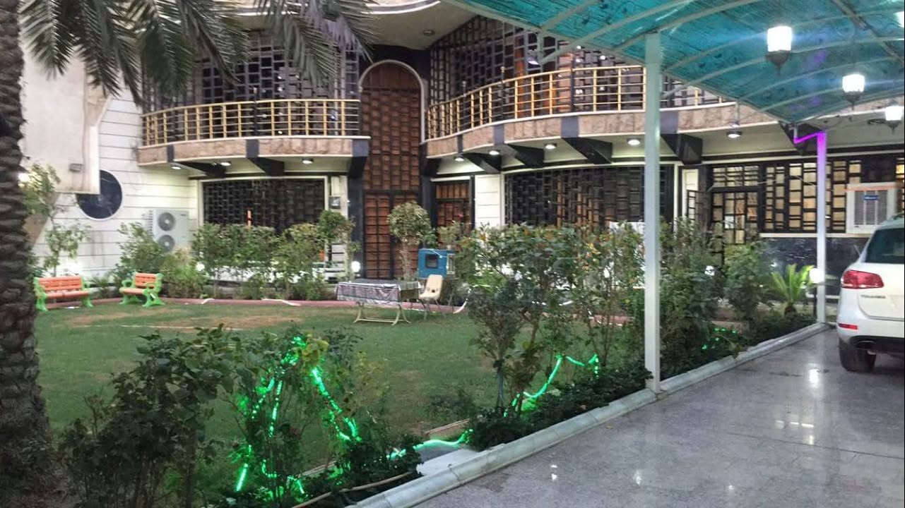 _السلام عليكم_
بيت للأيجار التجاري او السكني 
مساحة 600 متر 
يحتوي على اربع سويتات وغرفه صغيرة 
دون اثاث لكن مجهز بسبالت ومولده 80kv 
الموقع: شارع فلسطين حي النيل ؛ موقع تجاري
سعر الايجار: 4000$ وبي مجال
ملاحضة; يوجد تلف في الحديقة والكراج يمكن للمستأجر التكفل باصلاحه او المالك صاحب العقار .
تواصل مكتب المسمار : *********** ابو هاشم
