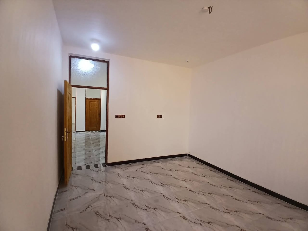 السلام عليكم دار سكن للبيع حديث غير مسكون  البناء درجة اولئ في الكوت منطقة حي الحكيم نزلة  الوائلية بالقرب من شارع الصب مساحتة 150م مربع البناء طابوق درجة اولى والسقف صب مسلح والارضية والجدران سيراميك ويتكون البيت من غرفتين نوم وصالة واستقبال ومطبخ وصحيات داخلية وخارجية ومرقم من قبل البلدية السعر 57 وبي مجال الاستفسار الاتصال على هذا الرقم ***********
