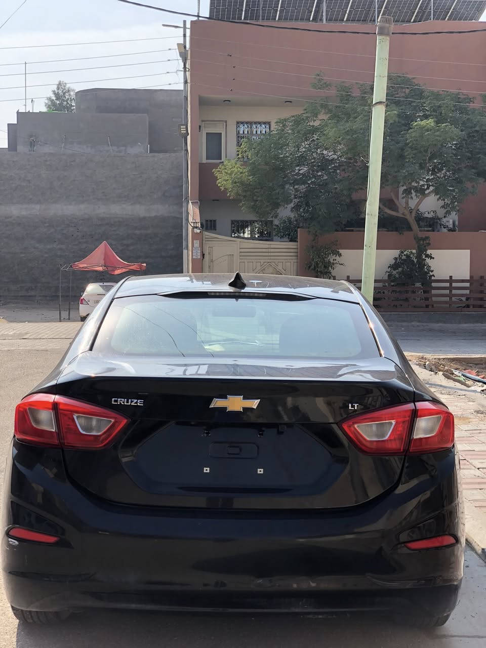 🚗 شفروليه كروز 2019 LT أسود للبيع
🔧 المواصفات:
• محرك 1.4 لتر توربو اقتصادي وقوي
• گير أوتوماتيك ناعم
• دفع أمامي – 5 ركاب
• صرفية بنزين ممتازة داخل وخارج المدينة

🛋 التجهيزات:
• شاشة معلومات مع بلوتوث / USB
• كاميرا خلفية وامامية تسجيل صورة وصوت
• تحكم ستيرن + كروز كنترول
• تكييف وتدفئه جيد جدا
• مرايا ونوافذ كهرباء
• أنظمة أمان (ABS – Traction – وسائد هوائية)
• كشن كهربائي 
• كشنات تدفئه

 السيارة بدون رقم تترقم اي محافظة 🚙
✨ الحالة:
سيارة نظيفة جدًا من الداخل فقط تحتاج الى بوليش وحدادية للابواب الامامية استخدام شخصي، جاهزة للفحص والسفر

📍 الموقع: …كربلاء المقدسة 
💰 السعر: …85$ وبيها مجال بسيط
📞 الاتصال: …***********
