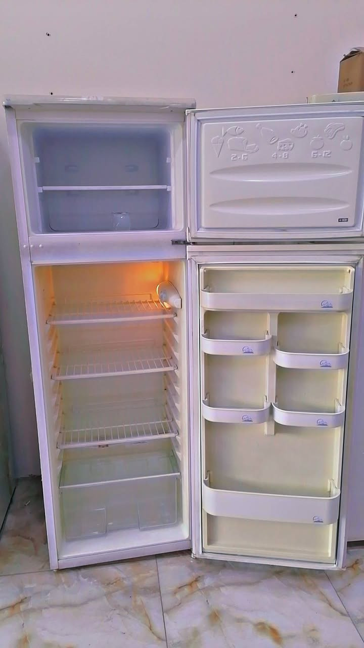 ثلاجه نظيفه ١٠٠ب١٠٠ لسعر١٦٠ التحرير شارع جامع الصديق معرض ومزاد الجوهره مجاور محطة النبع الصافي ***********
