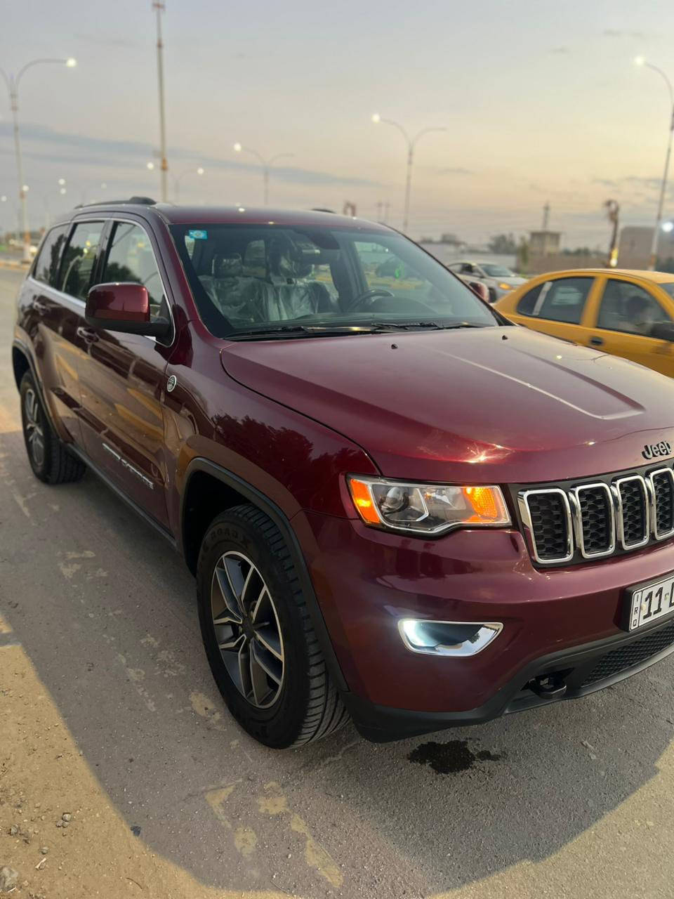 السلام عليكم ورحمة الله وبركاته
جيب كراند شيروكي. 
المديل:2020. 
اللوحة:بغداد. . 
الضرر:البنيد+الجاملغ. 
بدون دواخل 
*السيارة مكفولة من لغد والشاصي 
—————————————
1-حجم المحرك 6 سلندر 3600. 
2-عداد المسافة 57 الف ميل. 
3-بصمة ابواب وتشغيل عن بعد. 
رادر امامي. 
زينون عالي ناصي آصل. 
سستم صوت متكامل. 
فور ويل. 4*4. 
جنطة كهرباء. 
داخل جلد آصل. 
خزن ميموري لكرسي السايق. 
اشاير مري قابله للطيء. 
حساس امامي+خلفي. 
رادر جانبي مانع اجتياز. 
ويل مقاس 20. 
تدفئة+تبريد الكراسي الاماميه. 
تبريد خلفي قطعيتن. 
كير ماوس لوضعيات القيادة. 
ستيرن كهربائي. 
شاشة كبيره مع كامل ايعزتها. 

==================
العنوان:السماوه المركز 
==================
حي الحسين الأربع سايدات 
معرض برج العرب لتجارة السيارات
==================
للأستفسار الاتصال ***********
***********
