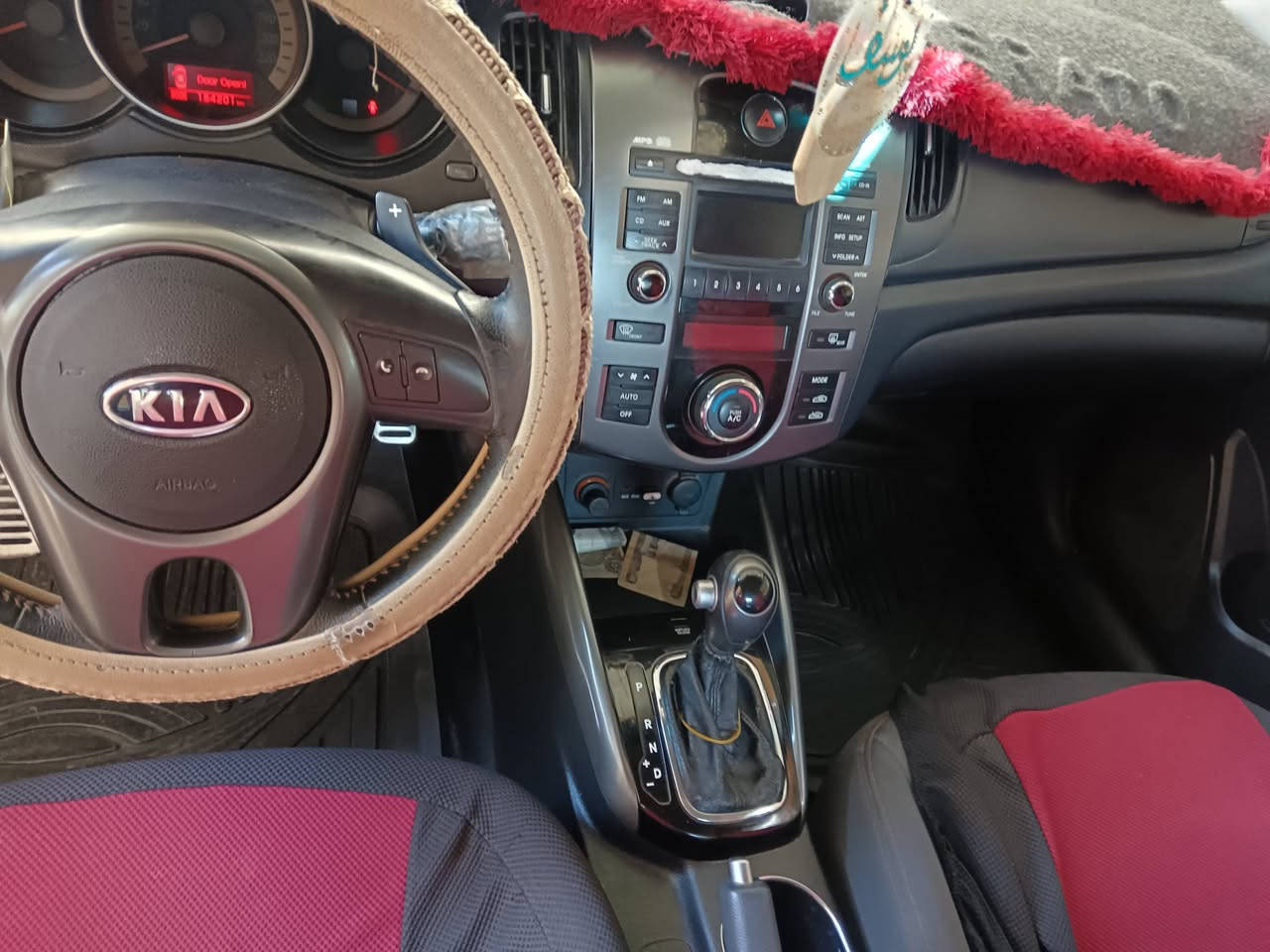 سلام عليكم متاح كيا سيراتو موديل ١٢ لبيع ماشيه ١٥٦ الف سونرهه موجود بصور فقط بخ بدون معجون  فول مواصفات مابيه نقص دينار متصرف عليهه للاستفسار
***********
