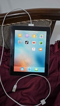 للبيع iPad مع التوصيل ٢٥ الف للتواصل وتس اب ٠٧٧٠٥٨٤٨٨٣١