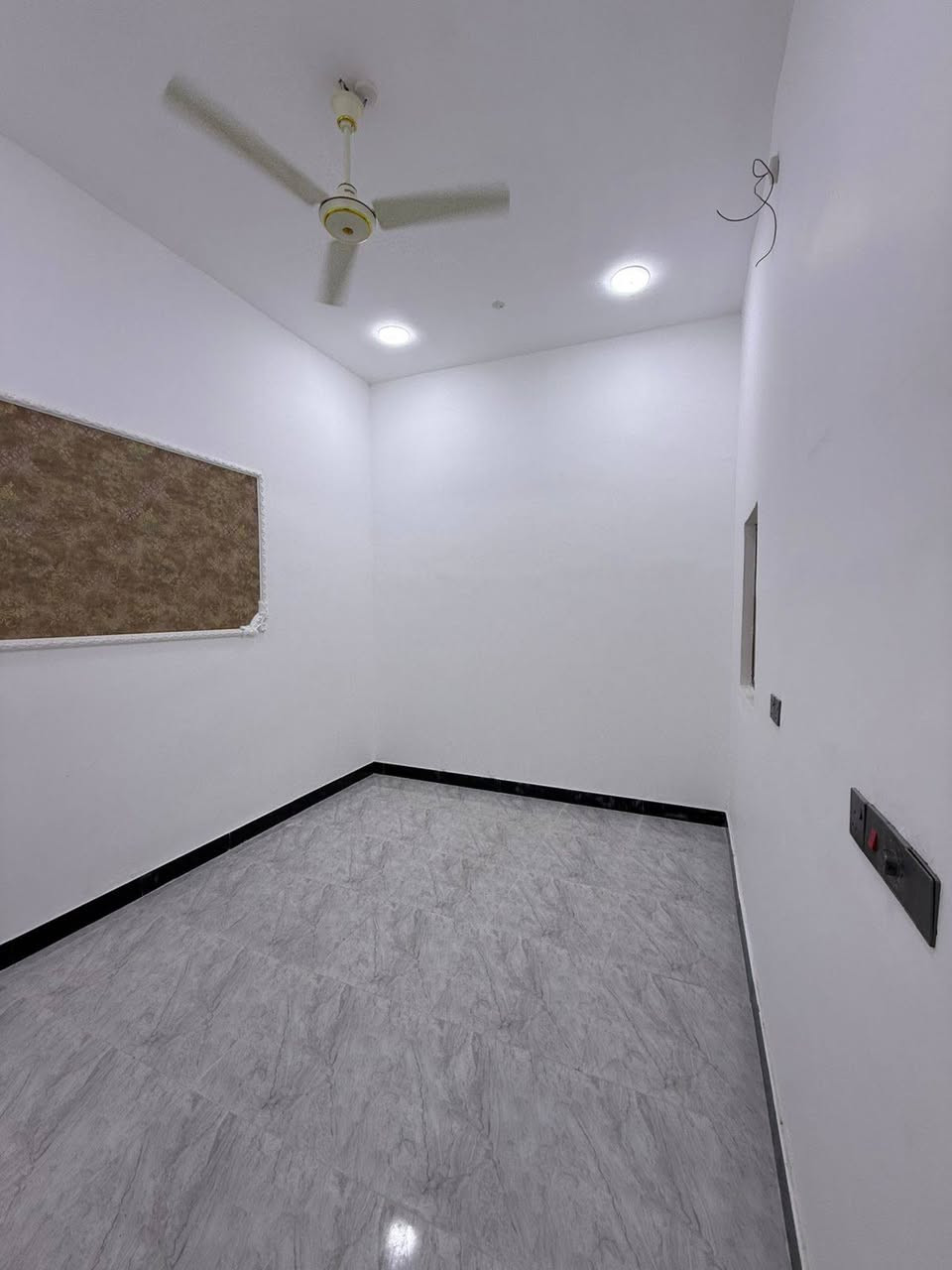 بيت مساحه 105متر يحتوي على غرفتين وصاله ومطبخ وستقبال وصحيات المقوع حمدان بلد نجدي نوع العقار طابو زراعي كفالة مكتب السعر 65وبي مجال التواصل ***********
