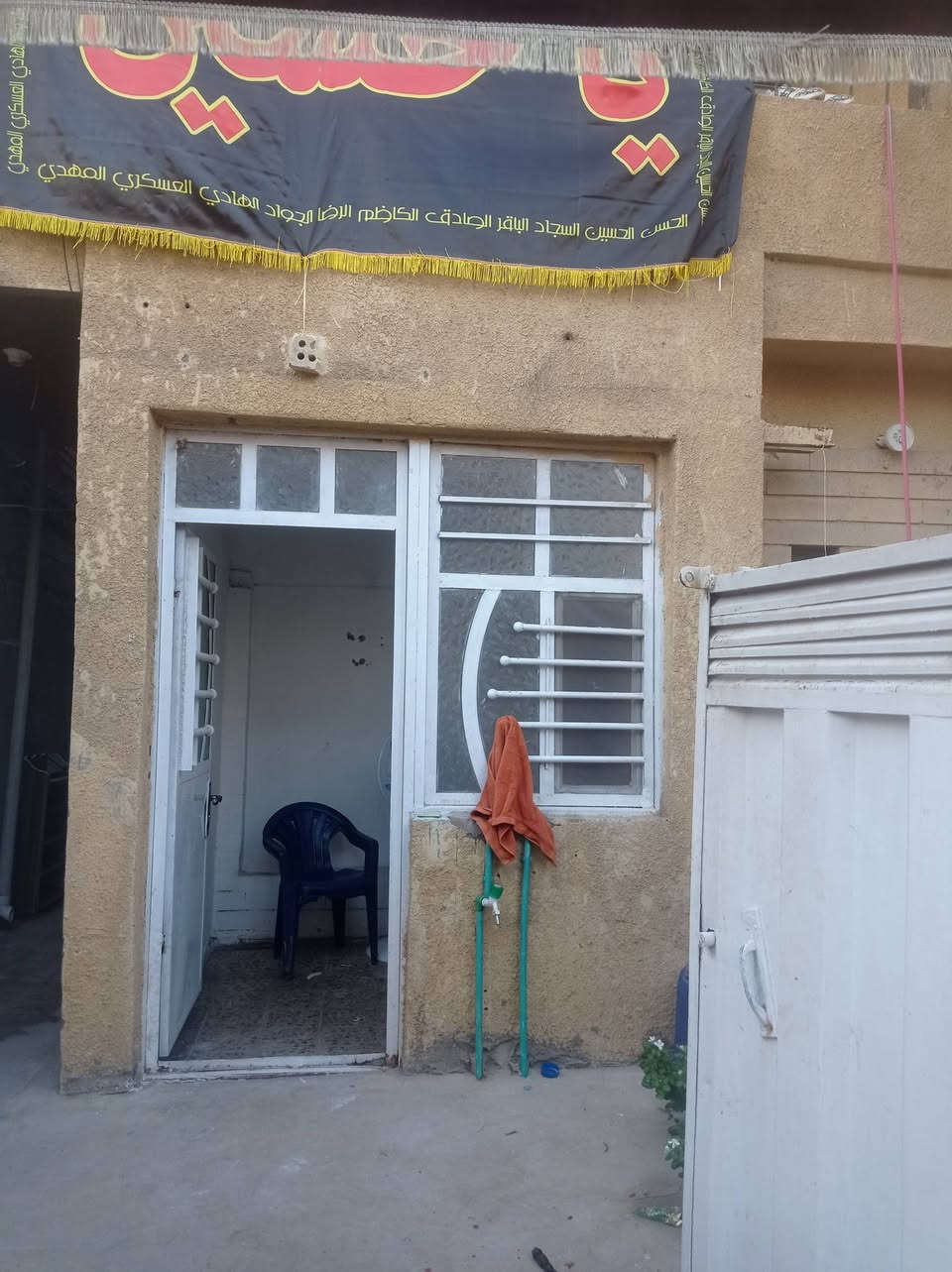 السلام عليكم مشتمل طابق ونص للايجار الامين النفط بشارع المركز يحتوي عل استقبال ومطبخ وصحيات ونوم فوك وكراج للتواصل ***********
@
