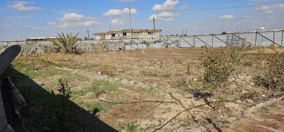 للبيع ..مزرعه خلف حي الجامعه المساحه ١٠٠٠ متر متوفر خدمات ماء كهرباء للاتصال ***********
