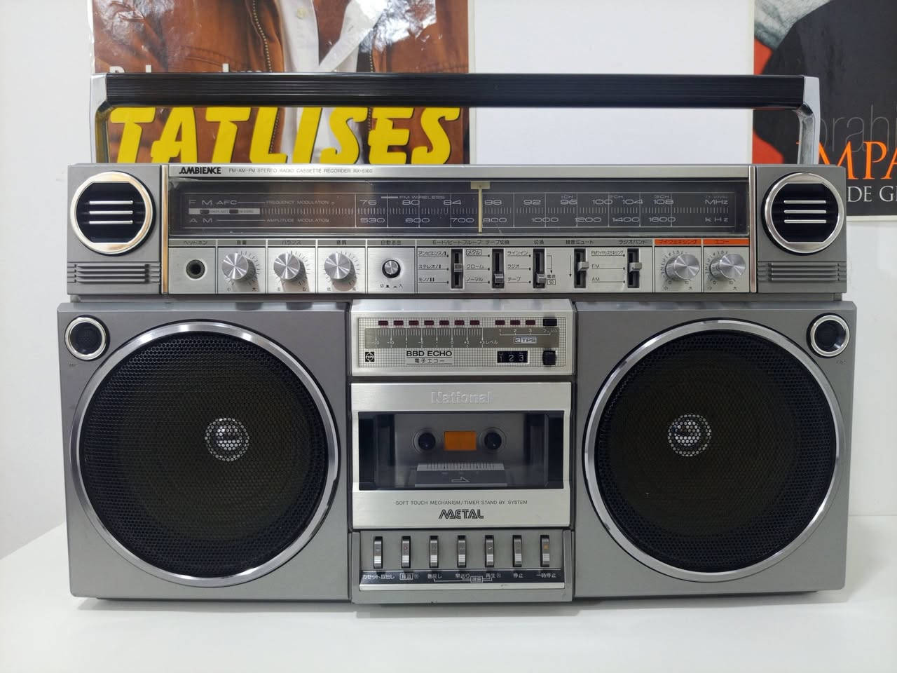من نوادر اجهزه اليابانيه 
راديو مسجل ناشونال 
انتاج اليابان 1978
جهاز موجتين FM AM
سحب ممتاز جدا 
نقاوه صوت المسجل خرافي 
دبل سماعه ستيريو 
يعمل كهرباء وبطاريات حجم كبير 
للاستفسار مراسلة الصفحه 
او الاتصال***********
