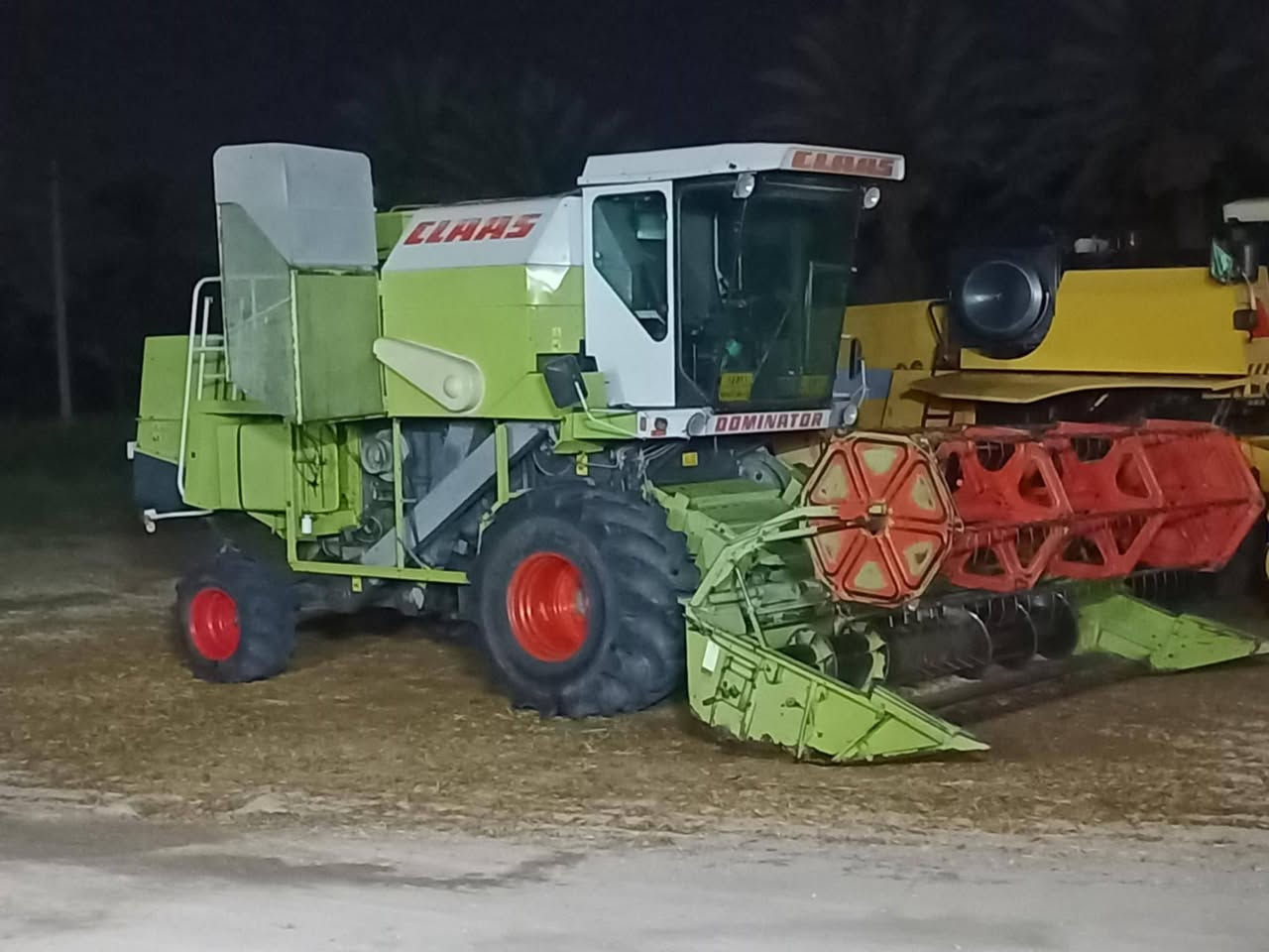 حاصدات عدد اثنين للبيع كفاله عامه ***********
