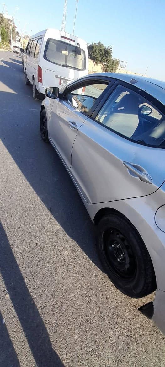 السلام عليكم اللنتره 13بسمي سنويه 27 حداديه جديده مكينه وكير نضيفات اي نقص مابيه سياره مصبوغه عام ابيع عن عيب شرعي ***********
