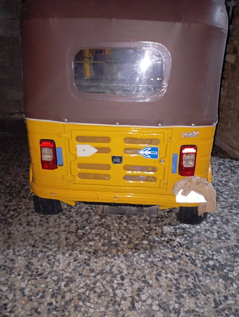 السلام عليكم تك تك للبيع موديل 2020 الشهر  6 التك تك كاملة من كلشي كبل للشارع كهربائيات كلهة شغالة تخم تايرات جدد مكينة ما مفتوحة كير وأمين خير من الله التك تك شوفت عينك كاملة مكملة السعر 6250 وبيها مجال حك الجية المكان بغداد الدورة للتواصل الاتصال على الرقم *********** وبي واتساب التك التك سنوية بسمي تحويل ثاني يوم
