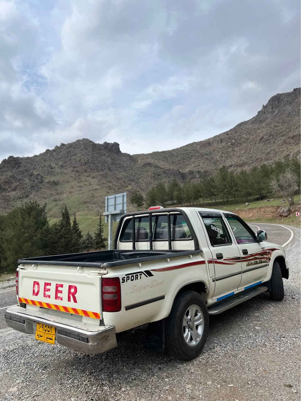 پیکاب دێر deer 2009
هەزەو پاکانەی بۆ کراوە 
دینار مەسروفی تێدا نییە 
بێ بۆیاغە دوو شوێنی زۆر بچووک کارتی هەیە
چوار تایەی لۆکی لەسەرە
سەیارەیەکی کەم مەسروفە 
پەیوەندی بەو ژمارەیە*********** شومان, أربيل
