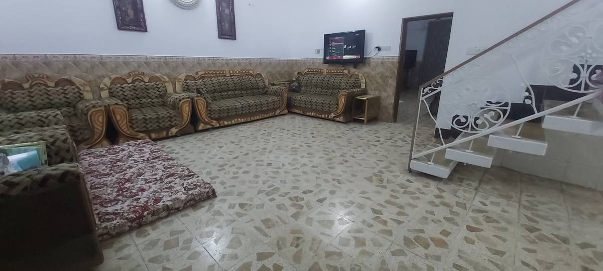 بيت للبيع ٢٠٠ متر حي السلام سايدين مجمع العين يحتوي على ثلاث غرف صاله استقبال صحيات داخليه وخارجيه وبالاضافه الى شقه معزوله طابق ثاني السعر ٤٢٥ مليون ***********
