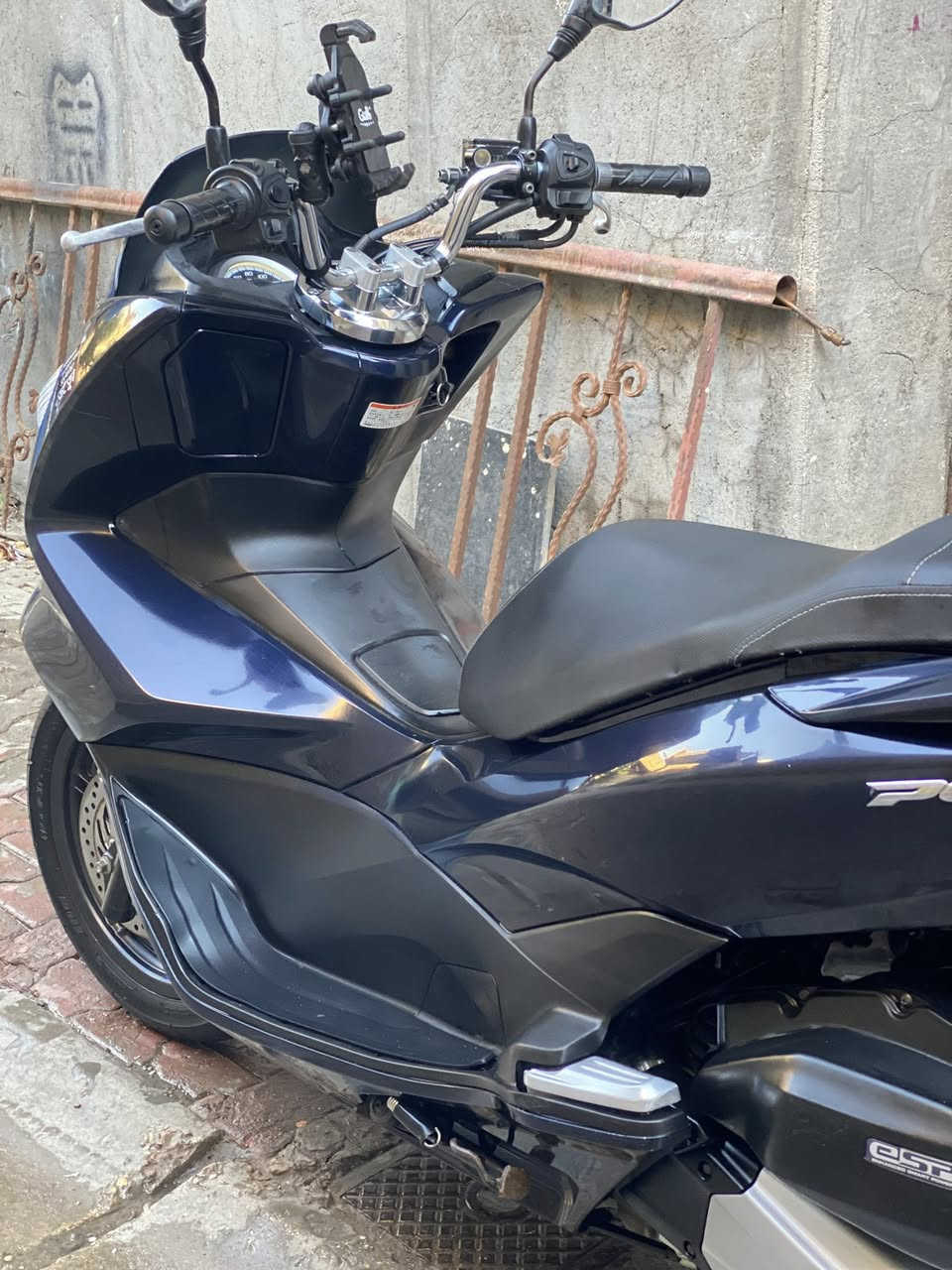 السلام عليكم شباب
للبيع دراجة pcx 2017 جيل ثاني 
مال رمبة الدراجة مكمركة اوراق موضحه 
بالصور جديد لوك بشرط 

لون نيلي صدفي مميز 
حجم المحرك 125cc 
عداد المسافة 25 الف حقيقي 
كاسحة صدار جديد 
جنطة ماركة چيفي اصليه حجم كبير 
والقاعده اصليه مالتة 
قاعده مال تليفون اصليه 
تايرات خلفي امامي بخط شركة 
حساس زدحام + ستان كهربائي 
عده الاسباين كاملة 
اوراق كاملة من صفر للياء 
ياباني JF56 - 1211506 
دراجة كفاله كشر مكينة كفرات 
بالعافية ع ياخذها جديده بشكل 

اي ستفسار متواجد خاص او واتساب 
رقمي *********** 

العنوان النهظة شارع شيخ عمر 
قرب باچة الحاتي
