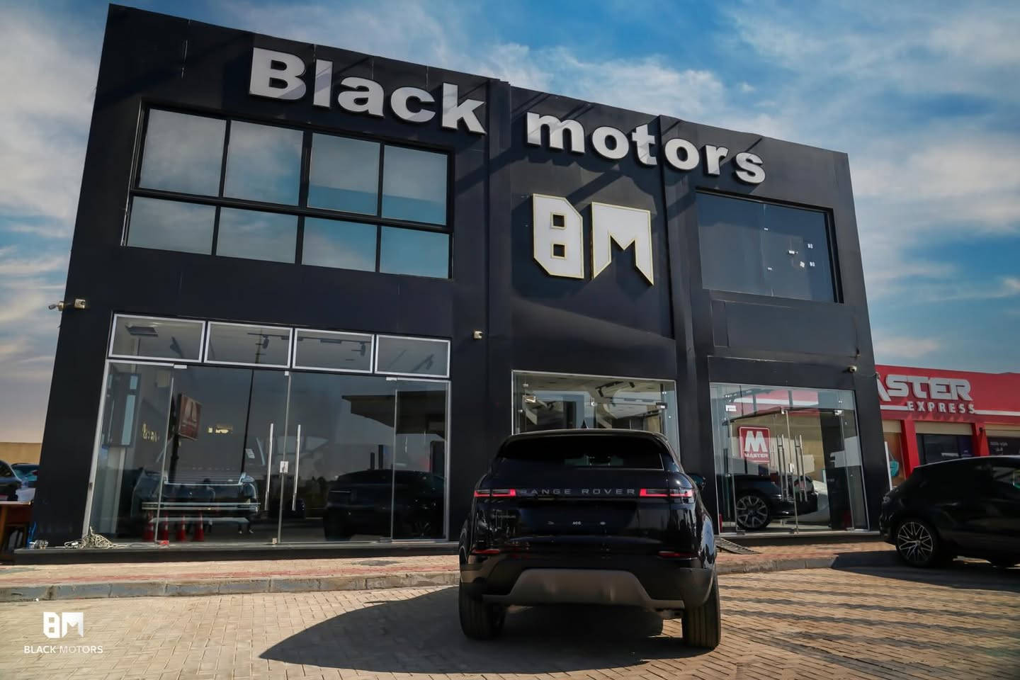 Range Rover Evoque

Model: 2025
Condition: Brand New

-Exterior Color: Santorini Black
-Interior Color: Ebony Leather

1.5L Turbo · 160 HP · 8-Speed Automatic · FWD

For more informations: 01070686526
📍Chill Out Gardenia 1, Suez Road

DM for details.

#rangerover
#evoque
#luxurycars
#blackmotors
#carsofinstagram


**إذا كنت صاحب هذا الإعلان وتريد حذفه لأي سبب، رجاءا أرسل رسالة إلى الدعم الفني**