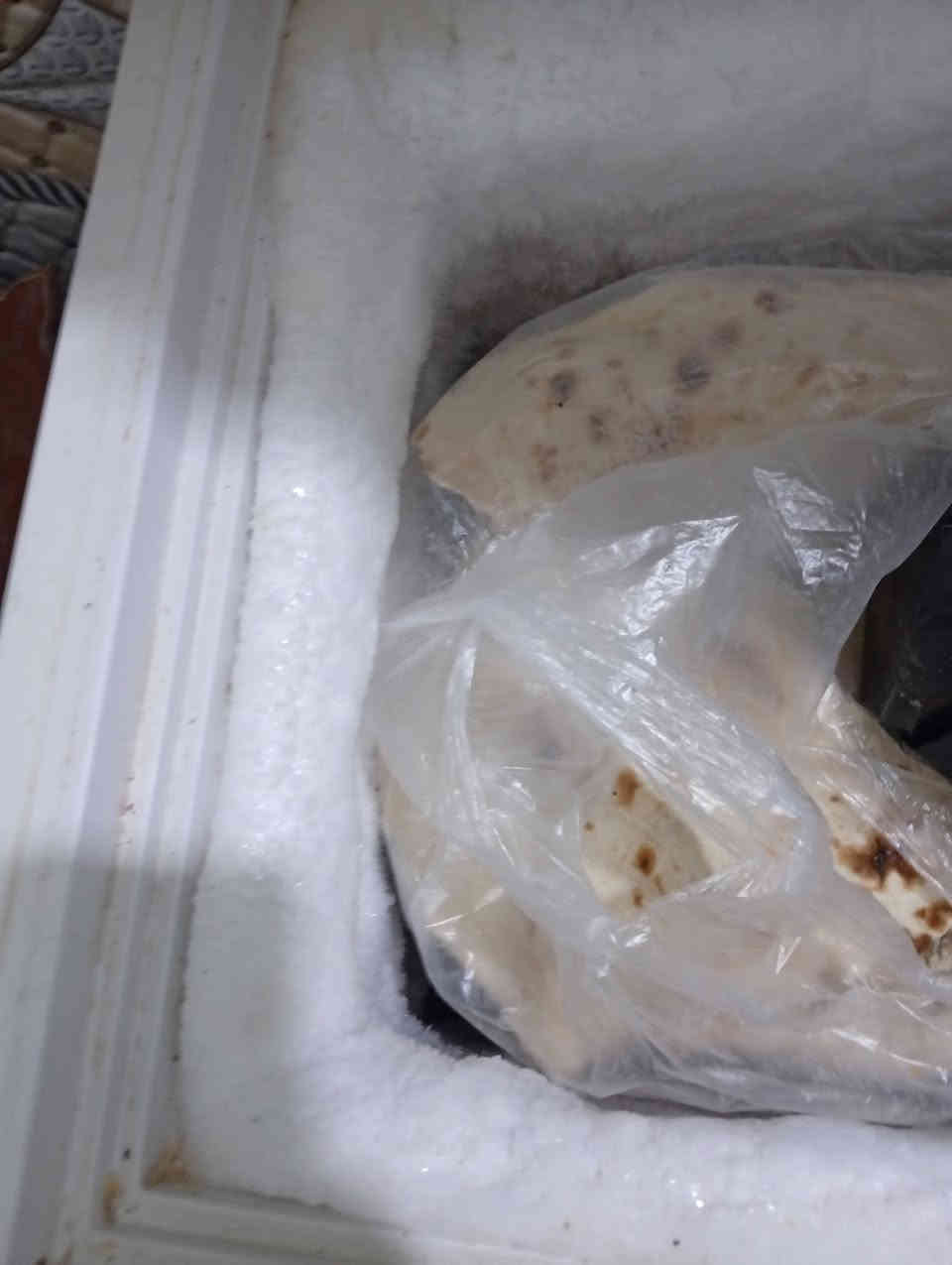 مجمدة للبيع السعر 150  الف مستعملة سنة واحدة اخت الجديدة المكان الرمادي الملعب هاتف ***********

