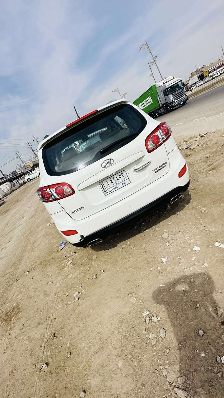 من رخصة الادمن المحترم 
هيونداي سنتافيا 2011 رقم بغداد انگليزي بأسمي مواصفات فور ويل داخل صاج تحكم استيرن جهتين حساسات شاشة كامرة مكينة سته سلندر دوش كير مكينة تبريد صدر تخم تاير جديد 

للاستفسار ***********
مكان واسط الصويره
