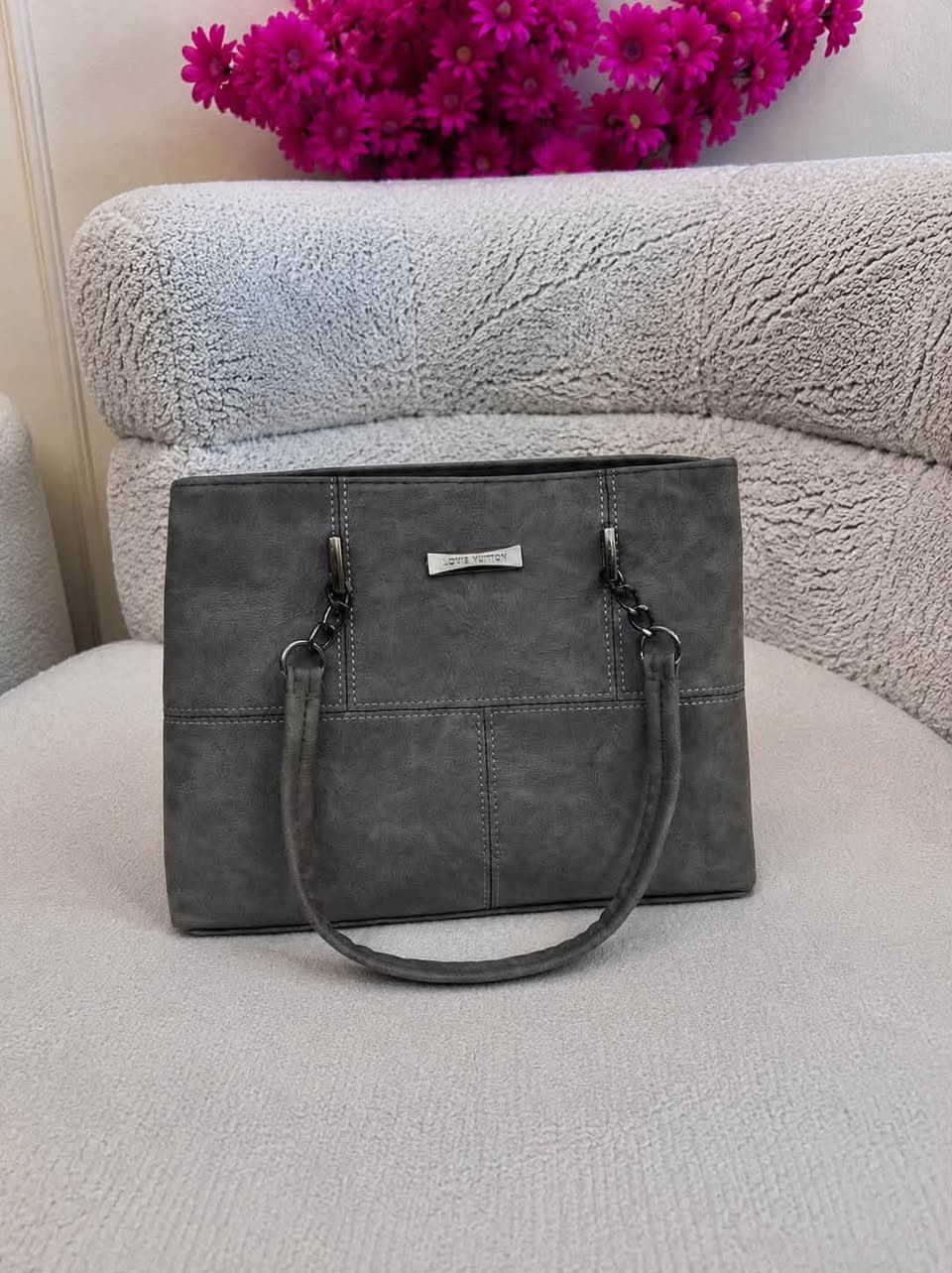 ✨ شنطة ستايل LV أنيقة ومثالية للدوام ✨
🤍 مثالية للدوام، الطلعات البعيدة.
👜 خامة عالية الجودة مع تفاصيل أنيقة ولمعة راقية.
🎀 تصميم عملي بمساحة مناسبة يحمل جميع احتياجاتك اليومية.
🎨 متوفرة بعدة ألوان:
🖤 أسود
🤍 بيجي
🤍 صاصي
🤎 حني
💰 السعر: 15 ألف دينار فقط
📸 التصوير حقيقي والمنتج مطابق للصورة.
🚚 التوصيل متوفر إلى جميع محافظات العراق.
📍 موقعنا: ديالى – بعقوبة – التحرير – الفلكة الأخيرة – قرب مختبر الهبة.
📩 للحجز والاستفسار عبر الإنستغرام أو الواتساب:
📱 ***********
🤍 سارعوا بالحجز قبل نفاد الكمية
