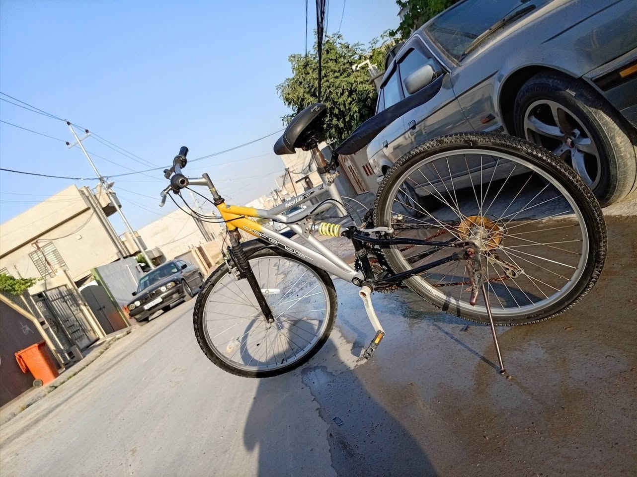السلام عليكم،، بايسكل جبلي للبيع كامل مايعوزو شي دبلات شغاله بريكات شغاله،، كير شغال مقعد جديد،، سعر 110وبي مجال،، المكان قوسيات للاستفسار اتصل على الرقم،، ***********
