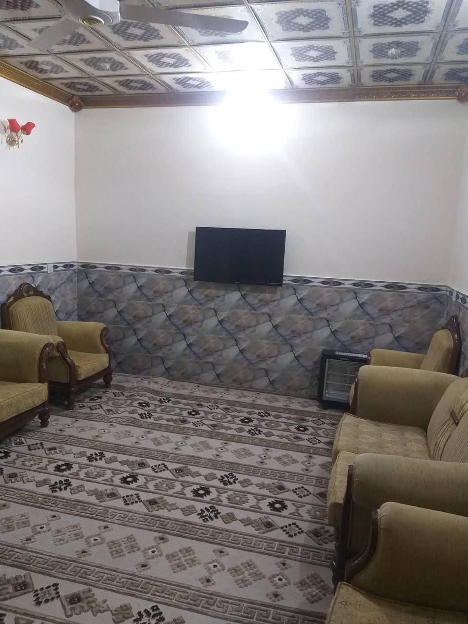 السلام عليكم/دار للبيع في منطقة على الحامد المساحه ١٥٠ متر طابقين بناء حديث الطابق الأول غرفه وصاله كبيره وصحيات ومطبخ واستقبال والطابق الثاني غرفتين كل غرفه بيها سويت مع صاله كبيره البيت جاهز للسكن 
السعر وباقي التفاصيل على رقم واتس اب فقط
***********
