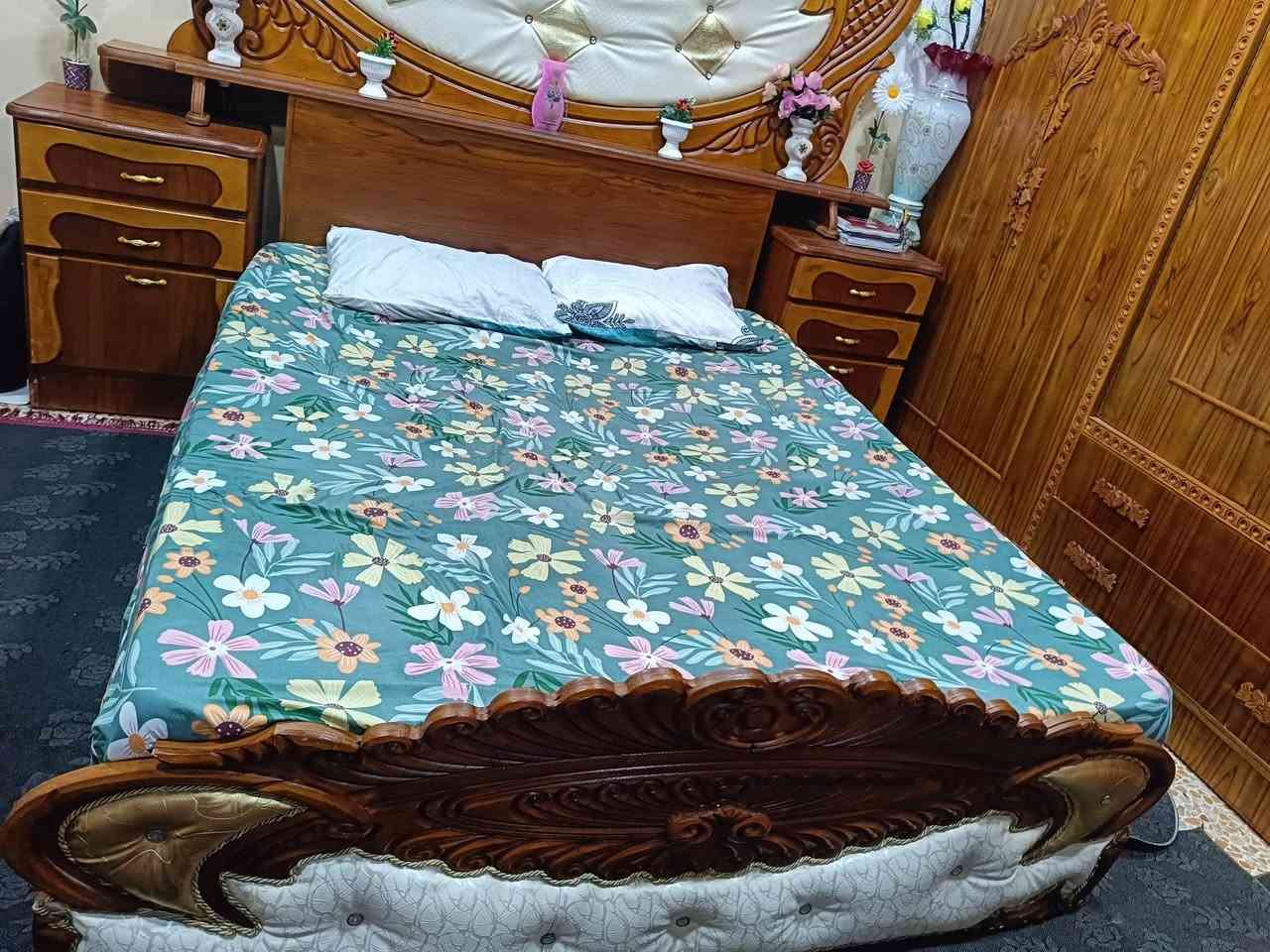 تخت نفرين مستعمل شي قليل سعر 230رقم ***********
