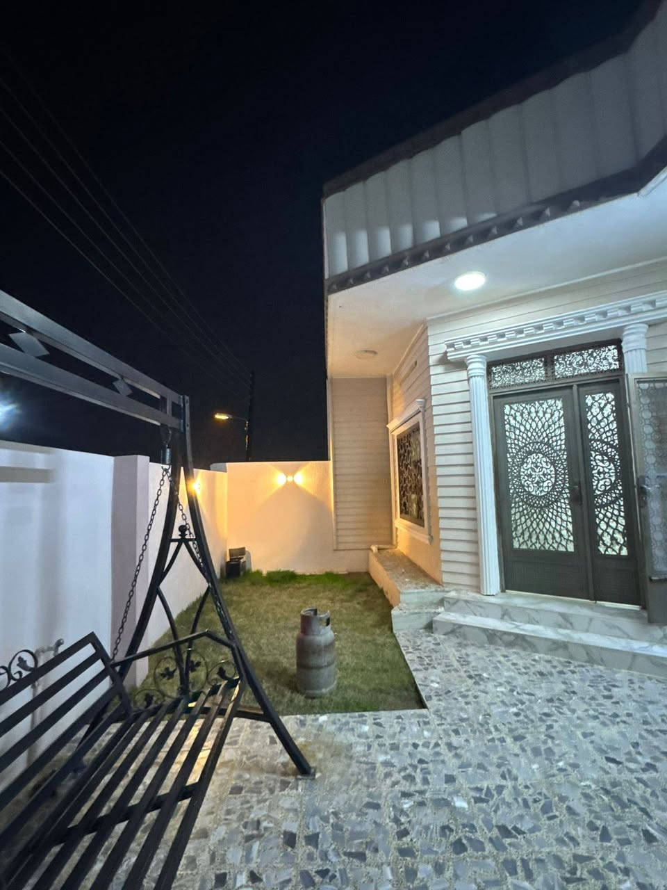 دار للبيع 🏠 سعر مناسب جدا ✅️ 
#طابو صرف طابق وبيتونه 
♦️مساحة 250 متر 
♦️واجهة 12 متر 
💙 بناء 2019 
موقع 📍 #واسطي مقابيل شقق غاز الشمال 
يتكون #الدار 🏠 
كراج 🌟 حديقة 🌟استقبال 🌟مطبخ🌟 هول 🌟 غرفتين منام 🌟صحيات معزوله 🌟 بيتونة 
#سعر 235مليون قابل للتفاوض 
____________________
✅ احصل على منزل أحلامك معنا، نحن مكتب عقاري موثوق ومتخصص في تلبية احتياجاتك السكنية
لاتتردد في زيارتنا او الاتصال بنا •                                         👑جنة الامل للعقارات 👑
 📞***********  ابو جنة
📞 *********** ابو يوسف
 📞***********  احمد
الفرع الأول : دوميز منطقة ال 55 مقابيل #تانكي #دوميز
الفرع الثاني : حي الواسطي مقابيل #باب اللواء ٦١ وقرب # تقاطع #الاصدقاء
                    #صفحة #المكتب 
https://www.facebook.com/profile.php6&mibextid=ZbWKL
