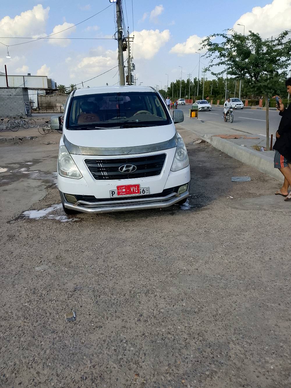 السيارة باص هيونداي ستاريكس لون أبيض، بحالة جيدة. تتميز بمساحة داخلية واسعة ومناسبة للعوائل أو الاستخدام التجاري. السيارة نظيفة من الداخل والخارج، وتحتوي على تكييف قوي. مركونة داخل بغداد، والسعر متفق عليه عند المعاينة.