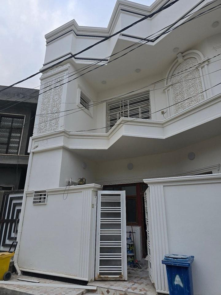 دار سكن بناء حديث للبيع 
حي العروبه الثانيه خلف جامع العروبه 
الدار غير مسكون 
_____________________________
المساحه / 150 متر 
الواجهه / 9.5 متر 
____________________________
الطابق الارضي / غرفتين نوم / صاله/استقبال/ مطبخ/ مجموعتين صحيه/ طارمه 

الطابق الأول/ غرفتين نوم/ صاله/ مطبخ/ مجموعه صحيه / سطح 
_____________________________
للأستفســار/ مراجعـــــة مكتـــب النخبه للعقار والمقاولات العامه الكائــن حي العروبه شارع المتحف مقابل ايسي كريم الإيطالي او الاتصال على الأرقام التاليه 
***********
***********
