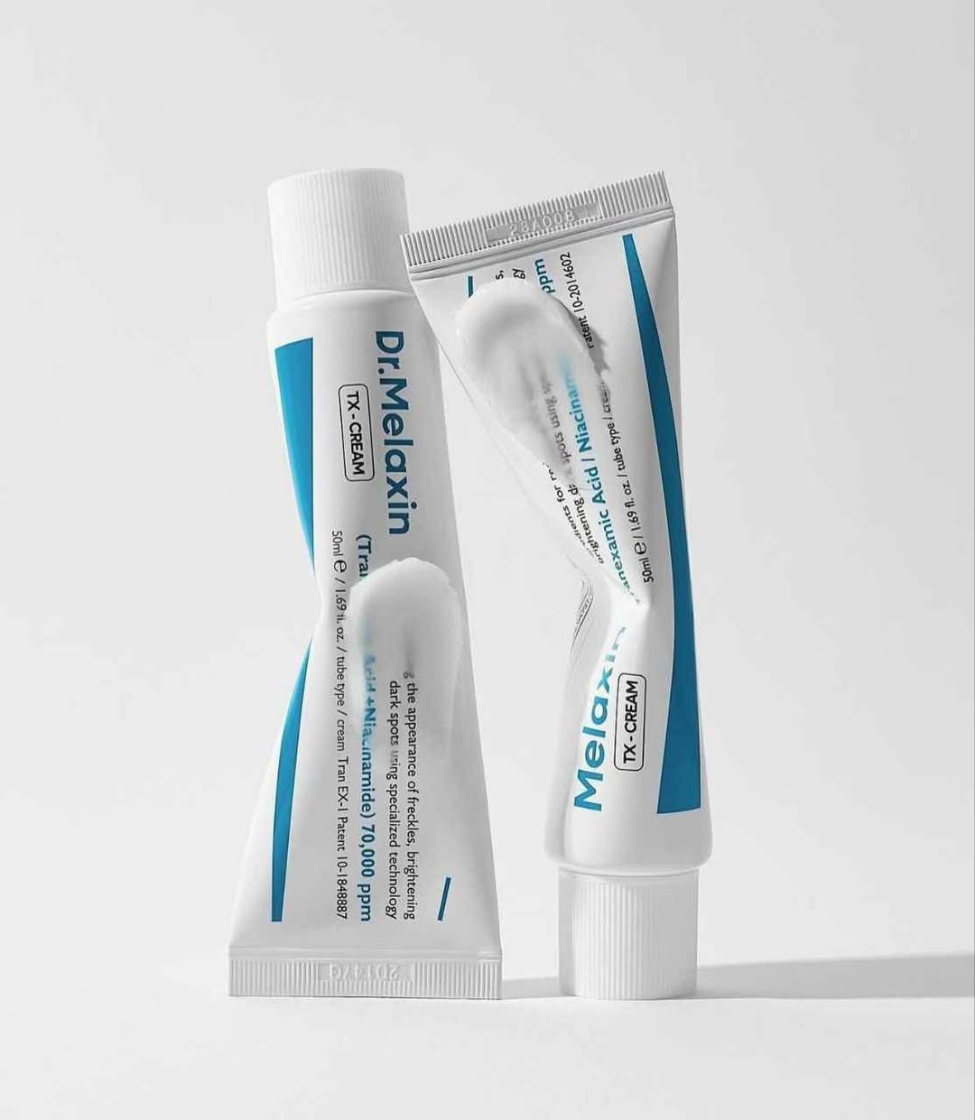 ✨كريم Dr.Melaxin TX-Cream كريم  كوري🇰🇷💯 للعناية بالبشرة مصمم لمعالجة التصبغات والبقع الداكنة. يحتوي على مكونات فعالة تعمل على تفتيح وتوحيد لون البشرة. مصمم للمساعدة في تقليل ظهور البقع الداكنة وفرط التصبغ.  يحتوي على حمض الترانيكساميك بتركيز 35,000 جزء في المليون والنياسيناميد بتركيز 35,000 جزء في المليون. يستخدم تقنية النانو ليبوزوم لتوصيل المكونات النشطة بعمق إلى البشرة.

✅المكونات الرئيسية والفوائد:-
✔️يحتوي على حمض الترانيكساميك (Tranexamic Acid): بتركيز عالٍ يصل إلى 35,000 جزء في المليون، يساعد هذا المكون على تقليل فرط التصبغ ومنع تكون الميلانين الزائد، مما يقلل بشكل واضح من النمش والكلف.
✔️النياسيناميد (Niacinamide): أيضاً بتركيز 35,000 جزء في المليون، يعمل على توحيد لون البشرة، تقليل ظهور علامات الشيخوخة، تعزيز إشراقتها الطبيعية، وتقوية حاجز البشرة.
✔️ يحتوي الكريم أيضاً على السيراميد والبانثينول لتهدئة البشرة وتقوية حاجزها، وحمض الهيالورونيك والكولاجين المتحلل للمساعدة في الترطيب العميق ومنع الجفاف.
#الاصلي المنشأ كوريا 🇰🇷💯
السعر 17 الف توصيل مجاني لجميع المحافضات 🚘 البصرة, العراق


**إذا كنت صاحب هذا الإعلان وتريد حذفه لأي سبب، رجاءا أرسل رسالة إلى الدعم الفني**