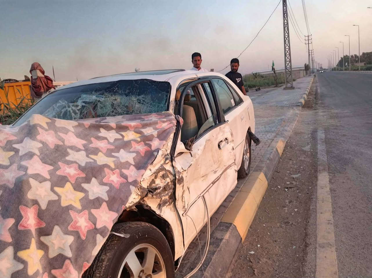 سياره على حادثها للبيع مكان واسط الزبيديه السعر 45 وبيها مجال رقم الهاتف ***********
