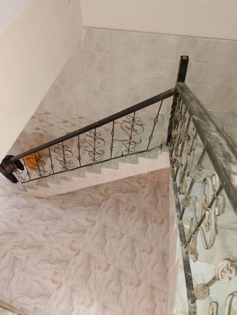 دار للبيع خلف محطة بلدروز الحكومية
المساحة أكثر من ٩٠ متر وجه ٨ ونزال ١٥
يتكون من صحيات خارجية واستقبال وصالة ومطبخ وحمام الطابق الأرضي
الطابق الثاني غرفتين وصاله وصحيات البناء حديت
كله سيراميك جاهز للسكن نوع العقار طابو قرار ٢٥ مكمل معاملة تطويب
السعر ٤٨ ورقة ٤٨ مليون وبي مجال للاستفسار من صاحب الدار 
***********
