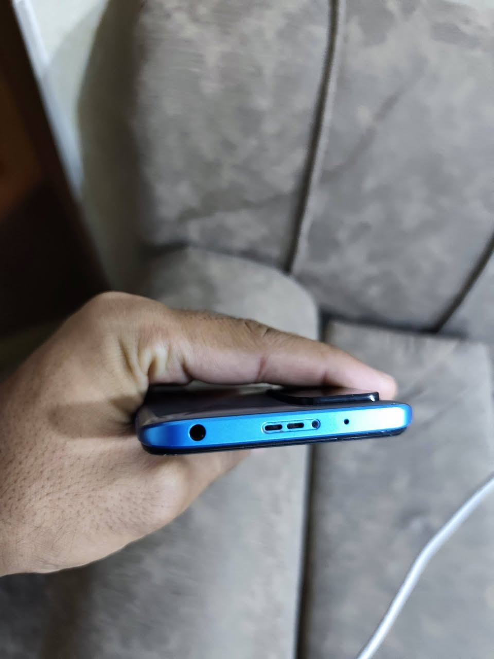 سلام عليكم...الجهاز هو Xiaomi Redmi Note 11 (النسخة العالمية 4G) باللون الأزرق المميز (Twilight Blue).المساحة التخزينية (الذاكرة الداخلية): 128 جيجابايت (مستخدم منها 30.7 جيجابايت كما يظهر في إعدادات جهازك).
الكاميرا (كم ميجا؟): الكاميرا الأساسية الخلفية بدقة 50 ميجابكسل، وتأتي معها 3 كاميرات إضافية (زاوية واسعة 8 ميجا، ماكرو 2 ميجا، وعزل 2 ميجا)، أما الكاميرا الأمامية (السيلفي) فهي بدقة 13 ميجابكسل.
نظام التشغيل: واجهة MIUI 13 المبنية على نظامالشاشة: من نوع AMOLED الممتاز، بحجم 6.43 بوصة وبدقة FHD+، وتدعم تردد 90Hz لسلاسة التصفح.
المعالج: Snapdragon 680 ثماني النواة، وهو معالج اقتصادي ممتاز للتصفح والمهام اليومية وتوفير الطاقة.
البطارية والشحن: بطارية ضخمة بسعة 5000 مللي أمبير، وتدعم الشحن السريع بقدرة 33 واط (يشحن الهاتف بالكامل في حوالي ساعة).
المميزات الإضافية: يحتوي على منفذ سماعات 3.5 ملم، سماعات ستيريو ثنائية، ومستشعر البصمة مدمج بزر الطاقة الجانبي.


**إذا كنت صاحب هذا الإعلان وتريد حذفه لأي سبب، رجاءا أرسل رسالة إلى الدعم الفني**