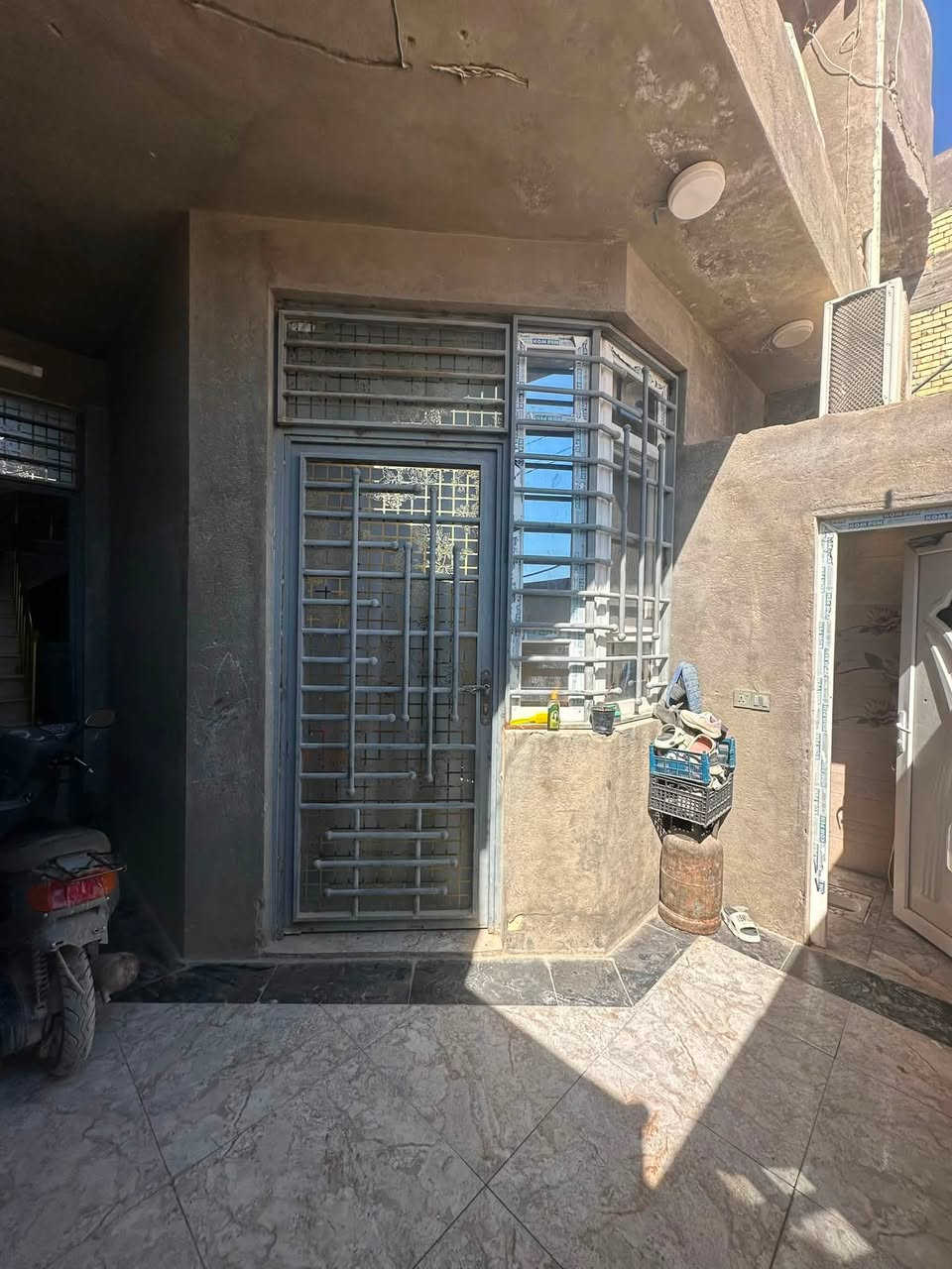 دار للبيع في كربلاء حي القدس المساحة ١٠٠ م٢ ملك صرف بسمي
طابق و نصف غرفتين نوم وصالة ومطبخ واستقبال وصحيات داخلي وخارجي بناء ٢٠١٩ طابوق جمهوري  
للاستفسار أكثر يرجى الاتصال على الرقم ***********
