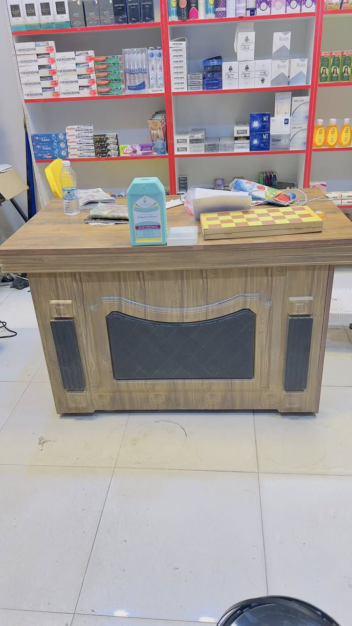 ميز مكتبي للبيع بسعر مناسب جدا للتواصل واتساب *********** عنوان حي اور
