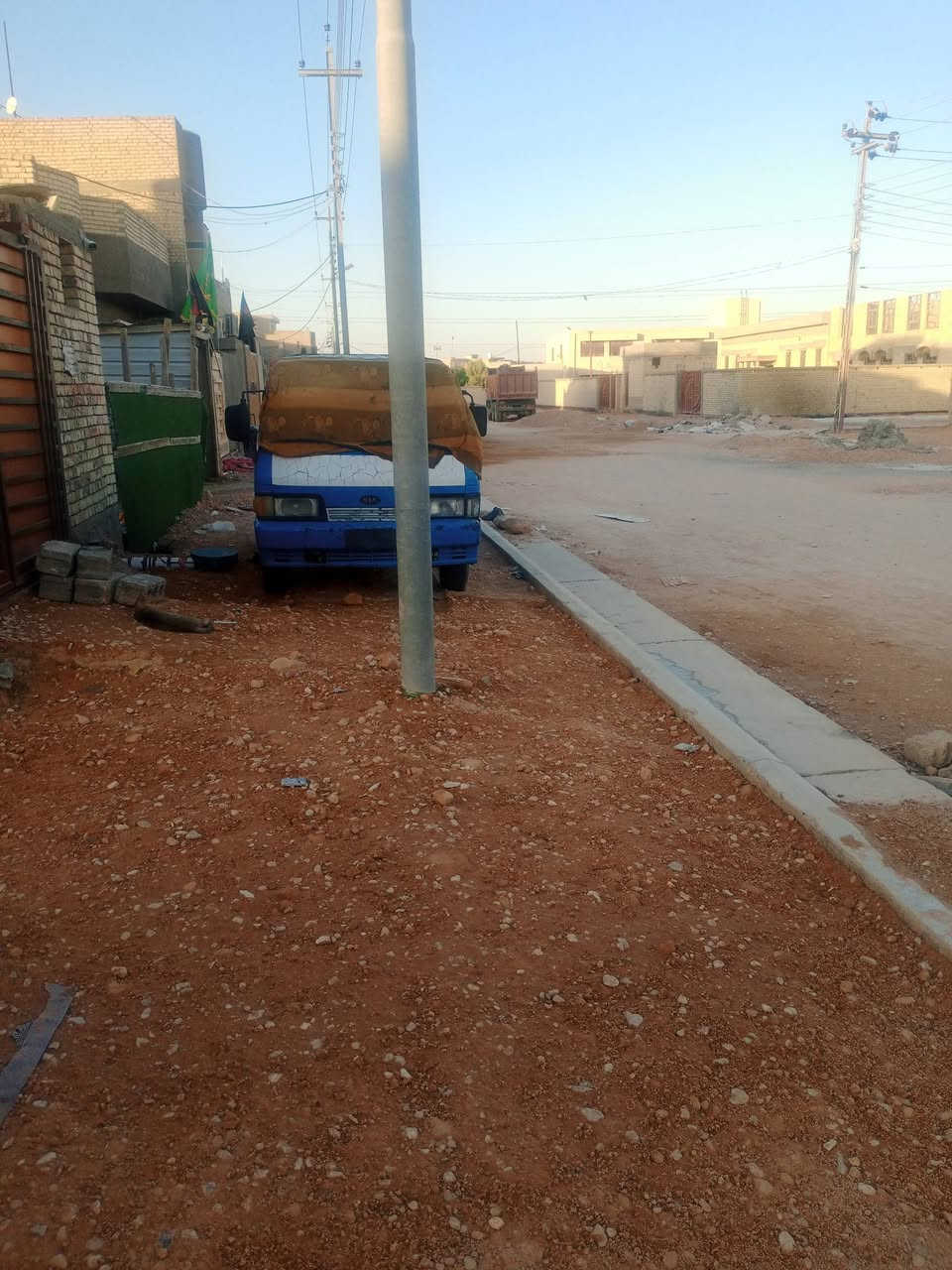 السلام عليكم قطعه للبيع مساحه 100 متره على شارع 20 كافه الخدمات مي مجاري كهرباء تبليط و جاي يشتغلون بيهن بالامن الداخلي شارع الضغط مدارس بصفا بيها رباط وبيها اجازه بناء ***********
