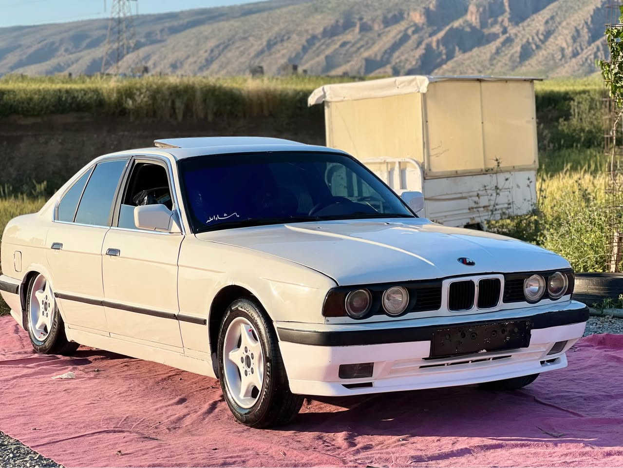 Bmw 1991 520 گێڕ عادی
چوار جام کارەبا سلاید کارەبایی مەزبوتە 
گێڕ و مەکینەی بەشەرت بێ حەیبە
4 تایە و ویلی نوێی لەژێرە
سەیارەکی جوان و بێکێشەیە 
***********
Vibr-Whatsap شقلاوة, أربيل
