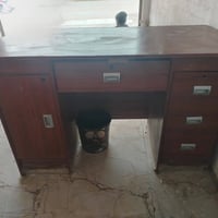 ميز مكتبي • نضيف • للبيع