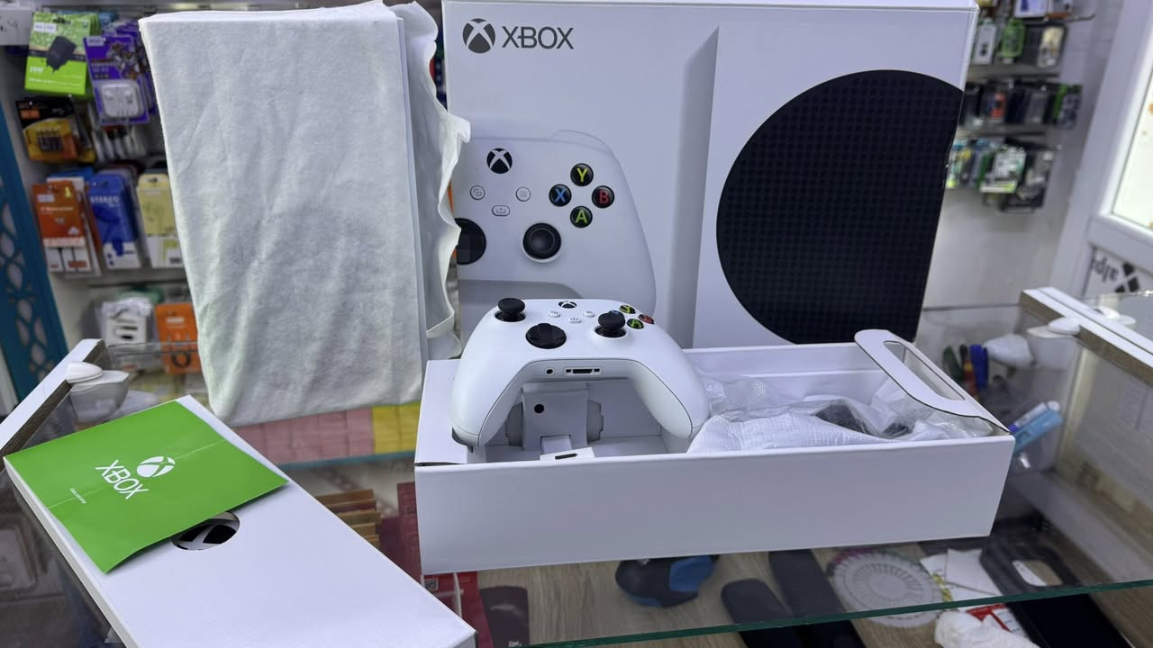 السلام عليكم
شباب اكس بوكس سيريس اس اصدار 2023 
بعدة جديد نضافة 95% 
ذاكرة 500gb
الجهاز مثل مموضح بل صور بعدة جديد وكل ملحقاتة كامله حتى الوصله مال وكالة موجوده 
السعر 400 وبي مجال بسيط 
للتواصل ***********
