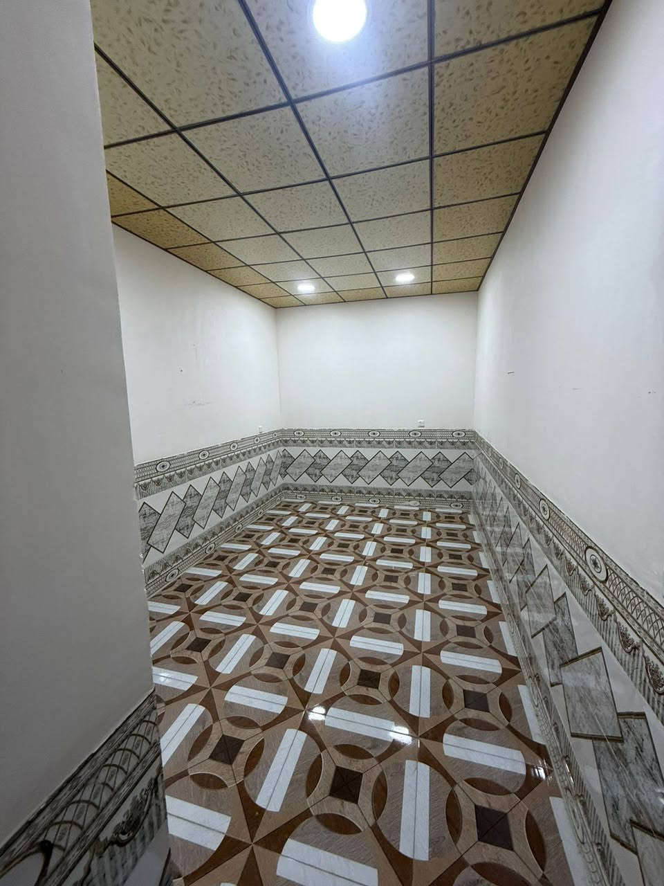 دار للايجار
العنوان : تكريت القادسية شارع جليل القصاب 
يحتوي على استقبال و 4 غرف نوم 
  ومطبخ وصحيات وكراج سيارة  
ايجار الدار  《400ألف》
للاستفسار الاتصال على الارقام التالية
***********
***********
مكتب دجلة للعقار ....
