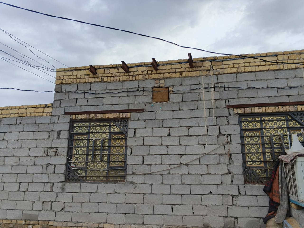 3 بيوت بحي جوادين بنزله 3 يم المدرسة واحد 100 متر وثنين ع70 متر واحد بصف ثاني رقم صاحب دار ***********
