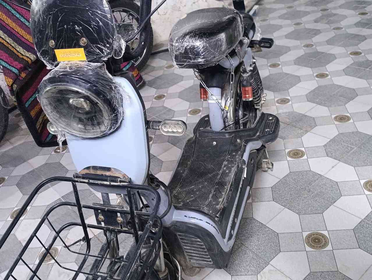 🚨 دراجة شحن للبيع 🚨
النوع: دراجة كهربائية
المدى بالشحنة الواحدة: 35 كم
السرعة القصوى: 65 كم/س
وقت الشحن: 3 ساعات تقريباً
نوع الاستخدام: يومي / توصيل / دوام
نظام التشغيل: بطارية قابلة لإعادة الشحن
إنارة أمامية قوية
إشارات جانبية
سلة أمامية
مقعد مريح (مغلف)
اقتصادية وبدون صرف بنزين
للتواصل:***********

