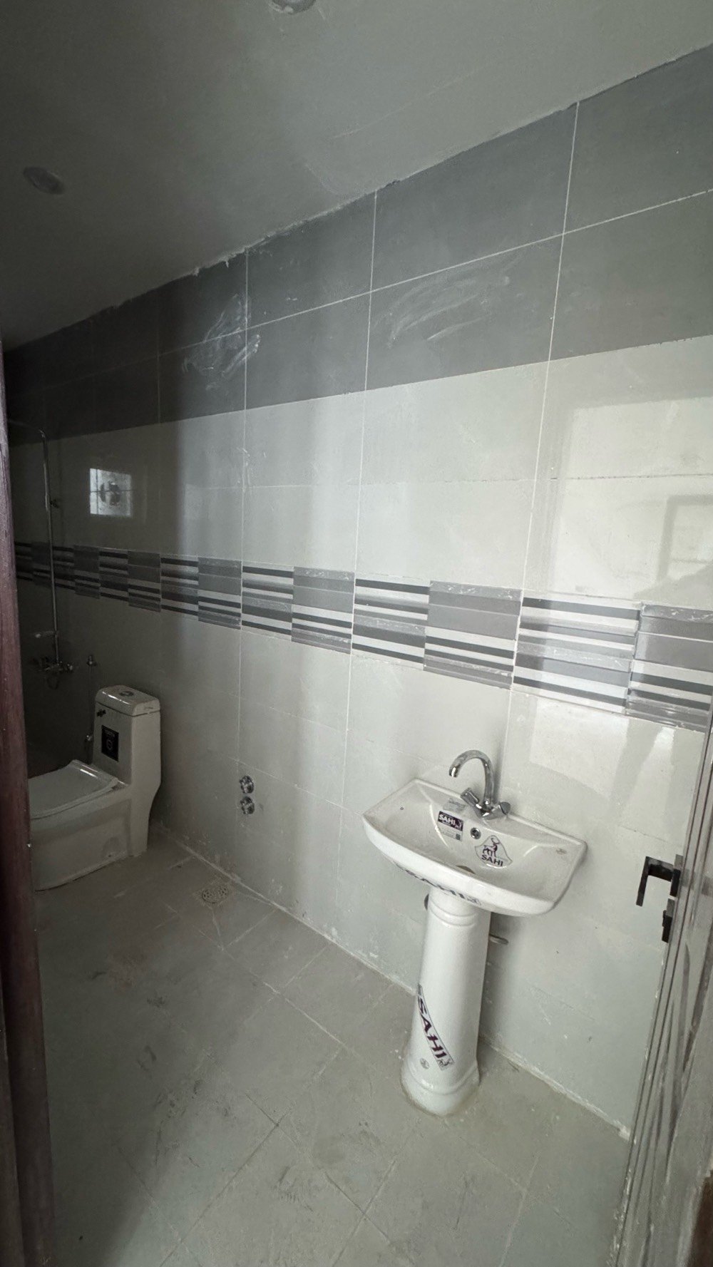 للايجار في السيدية وحدات سكنيه عدد 2 طابق اول (فوق الارضي) وطابق ثاني  مساحه كل مشتمل 80m يحتوي على 

‎غرفه نوم كبيره 
وصاله مفتوحه على المطبخ
وخدمات صحيه

سعر الطابق الاول 600
سعر الطابق الثاني 550
موقع: السيديه - مربع الاقتصاديين 
_______________________________________
للاستفسار ***********
الكوخ للتطوير العقاري