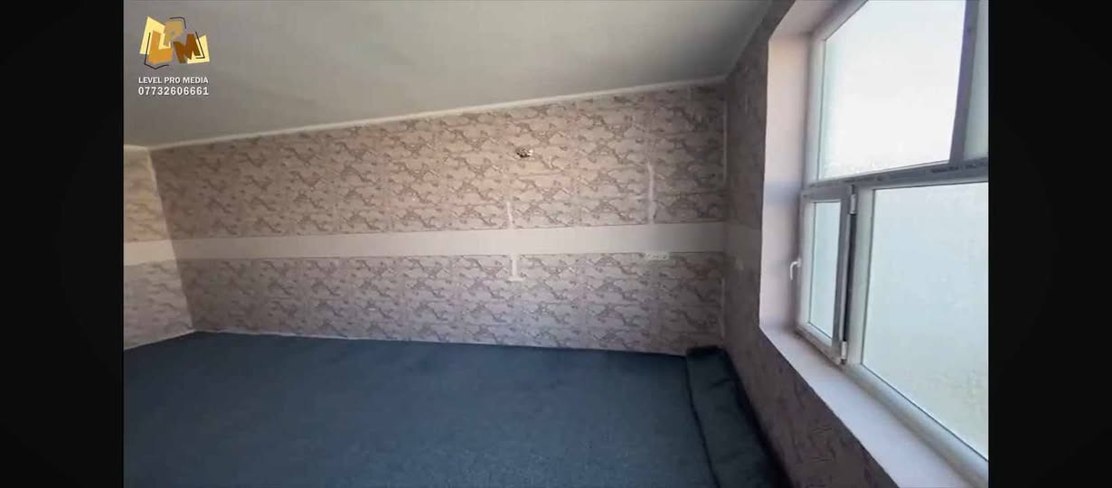 السلام عليكم  بيت بحي النداء النجف شارع المجمعات مجمع بل دور اليوسف   مساحه 200 متره يحتوي على غرفتين وصاله ومطبخ واستقبال وصحيات داخليه وخارجيه وكراج وحديقه ومكانه كلش حلو على الشارع ويوجد جميع الخدمات والمدارس تطلوعه،80 و مطلوب 95 تسديد كل شهر 438 ***********
