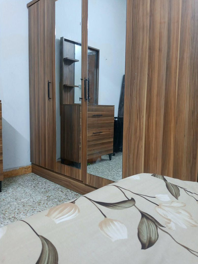 غرفه عراقي تفصال  
5 قطع 
 2كومدي 
سرير نفرين 
كنتور 4باب 
ميز تواليت
السعر :750 وبيها مجال 
للتواصل واتس: ***********
