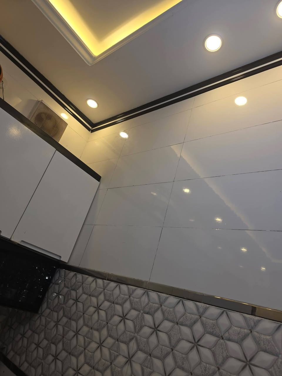 للبيع طابو زراعي 200م حي الجامعة نزلة الجدارية تبليط للباب..
بناء حديث درجة اولى شغل جناي  كله حديث جام سلايت مضلل غرفتين نوم واستقبال ومطبخ وصالة مع سطحين وصالة طابق ثاني بيت مو تلزيك متعوب عليه كلش 
تفاصيل اكثر  الاتصال ع الرقم 
***********
