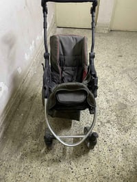 لبيع عربانة أطفال نضيفة مامستعملة جديده سعر 50 الف بغداد 07703662338