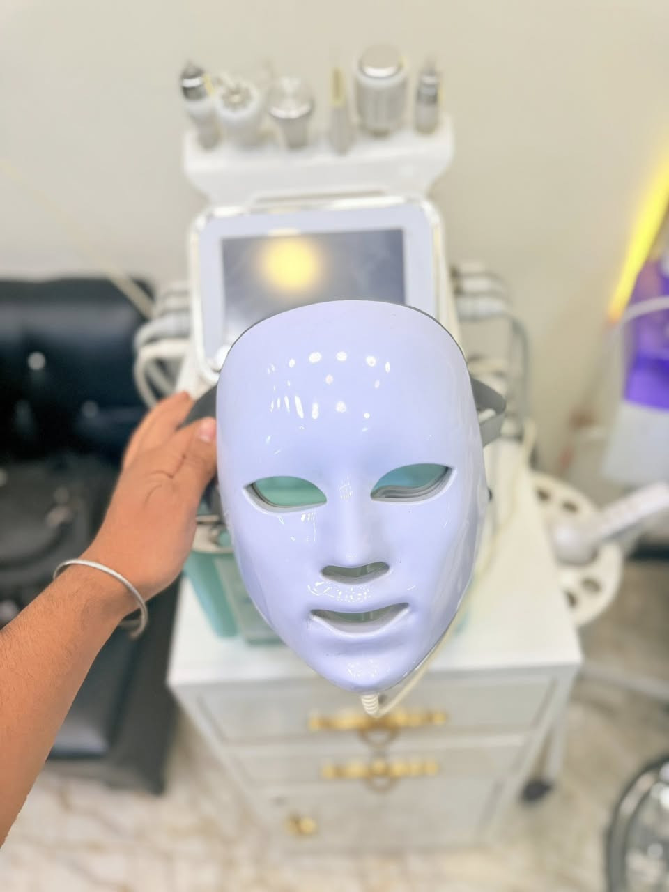 بغداد الزعفرانية
السلام عليكم 
جهاز هايدرو دبل ماطور
كرسي حلاقة جديد مامستخدم
جهاز بخار 
ديلاب +جرارات 
مراية انارة خلفية 
ستول دائري 
(بغداد الزعفرانية)
***********
