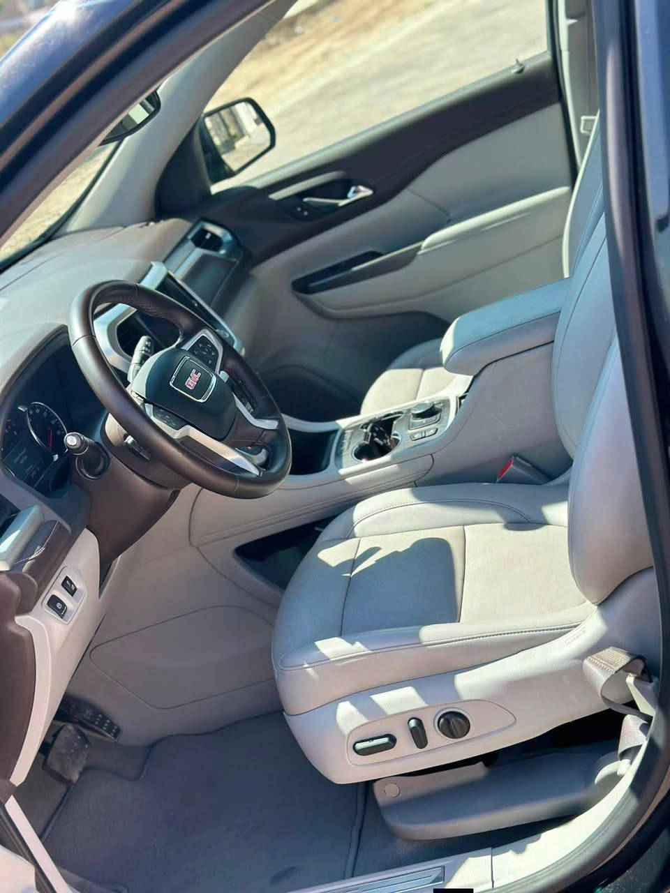 أكاديا موديل 23
ماشيه 22 
سياره وضع شركة 
حادثها جاملغ وبنيد 
وبسعر مناسب... سياره بسمي تحويل أو وكالة 
***********
