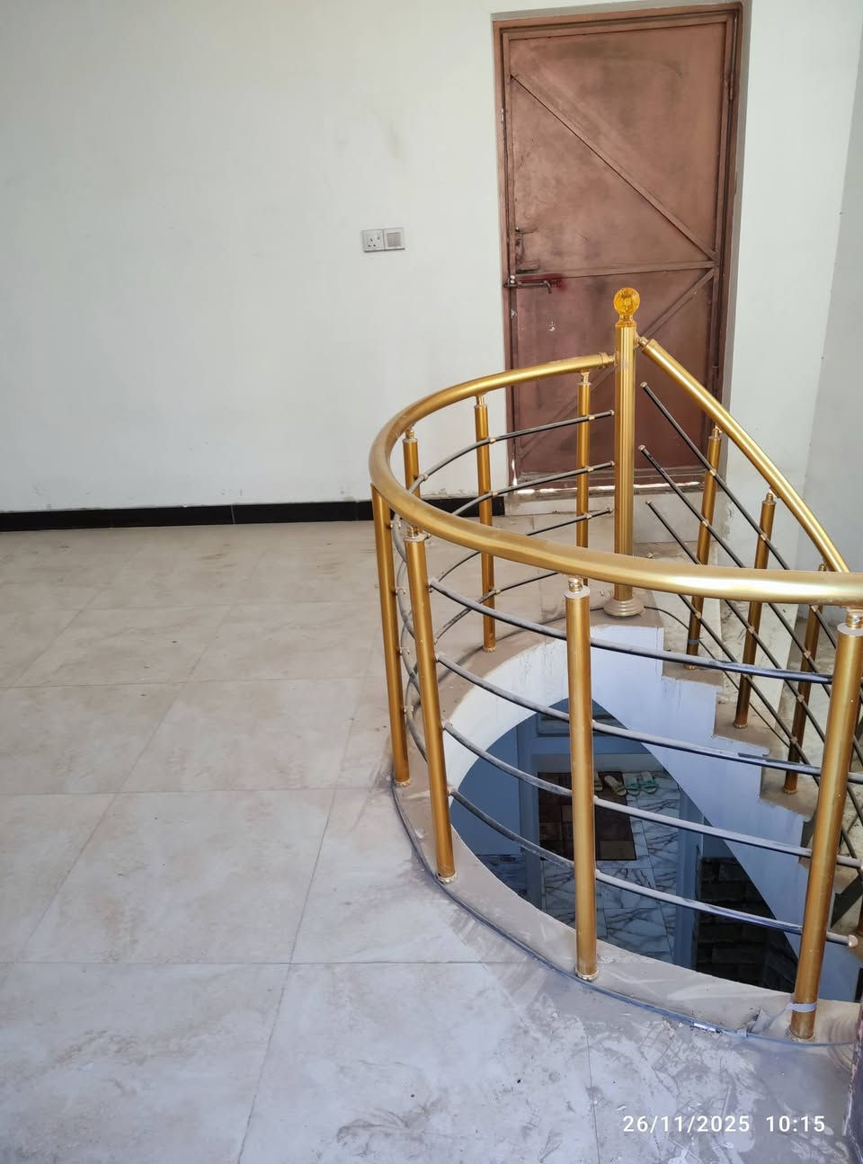 اللهم صل على محمد وآل محمد  
تحيه أحترام وتقدير لمسؤول الكروب
من رخصة الاعظاء المحترمين 
#دار،-للبيع- موقع- مميز-  الديوانيه   الاسكان- حي الزهراء قرب مكتب سيراميك سيد علي الزاملي
مساحه 150متر واجهه 7,5 كونكريت مسلح ثلاث طوابق 
الطابق الاول. غرفة نوم نضام سويت ومنزع وصحيات صاله كبيره مطبخ مناور براني كراج سياره صحيات خارجيه مجهز بمنظومه تحت الارض لمعالجة الافات
الطابق الثاني. غرفتين نوم صاله كبيره صحيات 
الطابق الثالث. صاله كبيره تصلح غرفه + سطحين 
بناء جديد وحديث 
الاستفسار. الاتصال عل الرقم *********** 
او مراسله عل الواتساب
علما ان العقار مطلوب ٣٨ مليون للمصرف الدار فارغ جاهز للسكن
