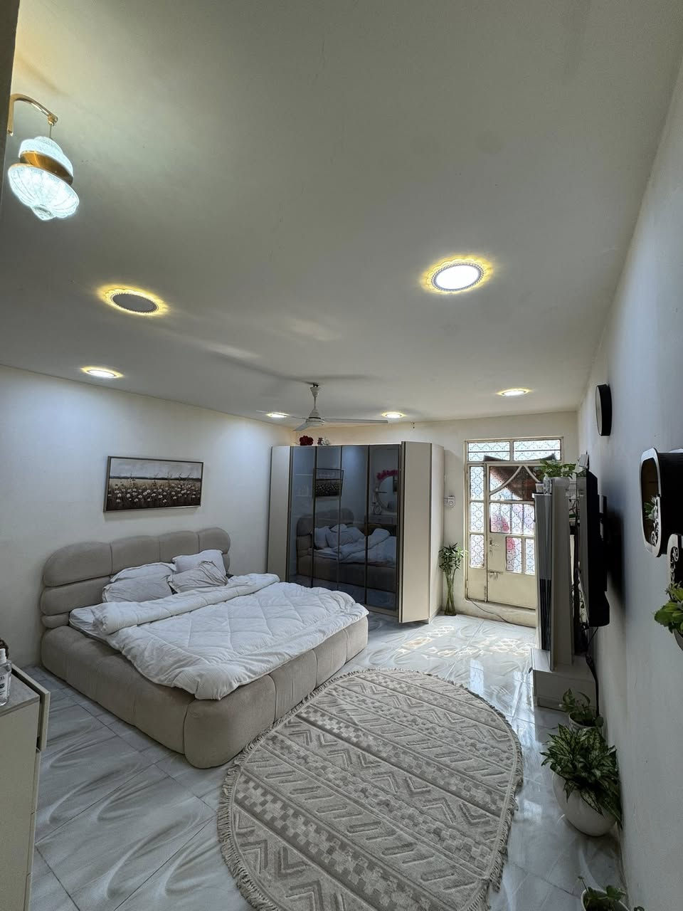 ⸻

🏡 فرصة مميزة للبيع – حي البساتين

دار سكني للبيع بموقع جداً مميز 📍
📌 حي البساتين – شارع التكاتك (أول مدخل على اليمين)
قريب جداً من الشارع العام وشارع عريض

🔹 المواصفات:
 • المساحة: 115 م²
 • الواجهة: 5 متر
 • نزال: 23
 • عدد الغرف: 3 غرف كبار
 • بيتونة قابلة للتحويل إلى غرفة كبيرة

🔹 البناء:
 • بناء حديث ✨
 • سيراميك جدران + أرض كاشي

🔹 الخدمات:
 • تبليط
 • مجاري
 • كهرباء
 • إنترنت

🔹 السند:
 • طابو 25 رسمي

🔹 مميزات إضافية:
 • مجهز بالكامل للسكن 🏠
 • يحتوي على:
 • ماطور
 • سخان
 • تانكي عدد 2
 • يتم تفريغ البيت خلال وقت قصير

💰 السعر: على الاتصال
📞 للاستفسار: ***********
